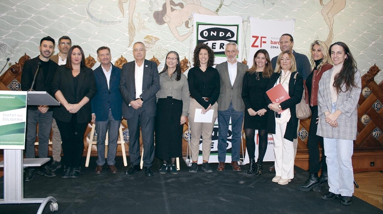 El delegado especial del Estado en el Consorci de la Zona Franca de Barcelona, Pere Navarro; y la directora general del CZFB, Blanca Sorigué, junto al jurado y premiados del reconocimiento Ciutat Solidaria. Foto M.V.
