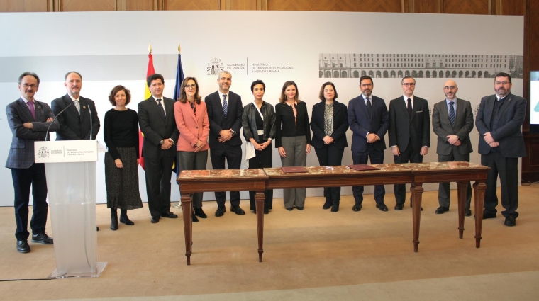 Desde la izquierda: Antonio González, presidente de PTEH2; Emilio Nieto, presidente de CNH2; Silvia Sanjoaquín, presidenta de GASNAM-Neutral Transport; Luis Travesedo, presidente de AOP; Silvia Lazcano, presidenta de PAE y portavoz de La Alianza; Maurici Lucena, presidente de Aena; Isabel Pardo de Vera, secretaria de Estado del MITMA; María José Rallo, secretaria general de Transportes y Movilidad; Monserrat Mestres, directora de la AESA; Javier Gándara, presidente de ALA; César Ramos, director General de TEDAE; David Benito, director general de Aviación Civil, durante la firma ayer de La Alianza para el Uso del Hidrógeno Verde en la Aviación; y Rafael G. Armengod, subdirección General de Sistemas Aeronáuticos de INTA. Foto B.C.