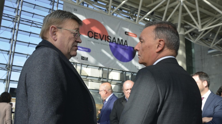 Ximo Puig, presidente de la Generalitat Valenciana; y Salvador Navarro, presidente de la CEV y vicepresidente del Comité Ejecutivo de Feria Valencia, poco antes de la inauguración oficial de la edición de 2023 de Cevisama. Foto: Raúl Tárrega.