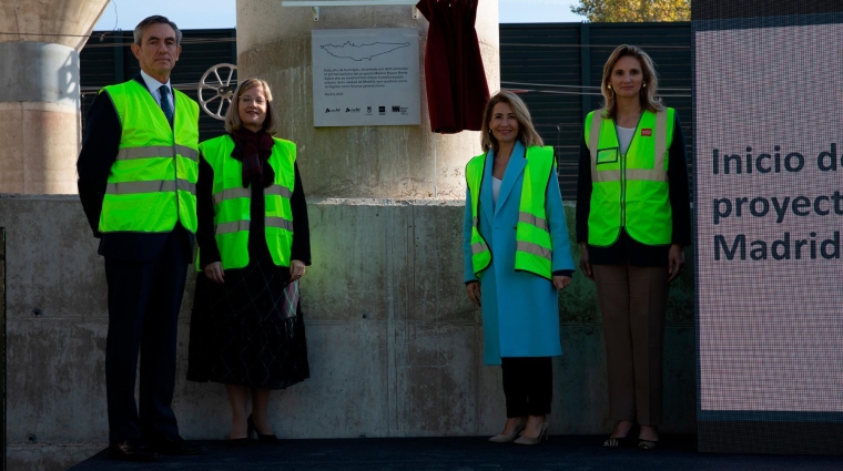 En el centro, Raquel Sánchez, ministra de Transportes, durante su presencia en el acto de inicio de las obras del proyecto Madrid Nuevo Norte, junto a la presidenta de Adif, María Isabel Domínguez.