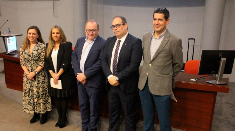 Izq. a dcha.: María Calvo, presidenta de la Federación Asturiana de Empresarios (FADE); Ainhoa Puebla, directora de Subvenciones y proyectos de la AP de Gijón; Santiago Rodríguez Vega, presidente de la AP de Avilés; José Antonio Sebastián, comisionado del Gobierno para el Corredor Atlántico; Fernando Pérez, presidente de CYLOG. Foto J.P.