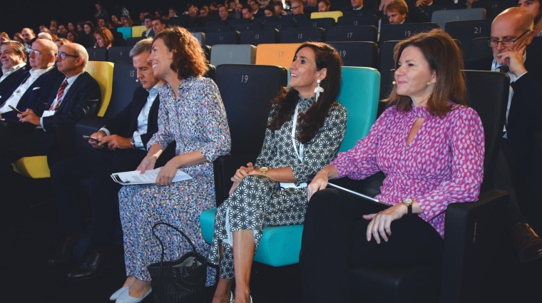 Desde la izquierda, Silvia Sanjoaquín, presidenta de Gasnam-Neutral Transport; Eugenia Sillero, secretaria general; y María José Rallo, secretaria general de Transportes y Movilidad del MITMA, ayer durante la inauguración del Green Gas Mobility Summit. Foto B.C.