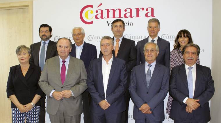 José Vicente Morata, reelegido presidente de Cámara Valencia (segundo en la primera línea desde la izquierda), junto al conseller de Economía, Rafa Climent, y los miembros del Comité Ejecutivo.