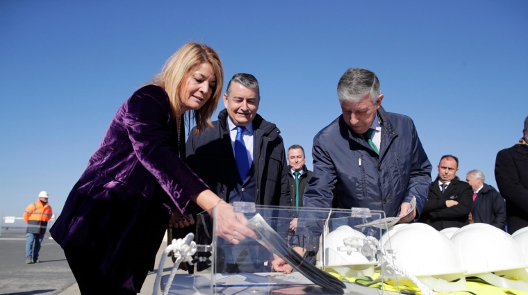 Pilar Miranda, presidenta de la APH, durante el acto de colocación de la primera piedra de la nueva rampa ro-ro en el Muelle Sur.