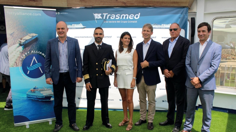 Autoridades presentes en el acto celebrado en Ibiza. Desde la izquierda: Vicente Marí (Consell Insular de Ibiza); Alfredo García, capitán del “Ciudad de Granada”; Laura Planells (Ayuntamiento de Ibiza); Marcos Marí (Insotel Marine Group); Ettore Morace (Trasmed); y Miguel Pardo (Trasmed).