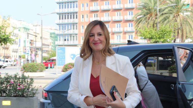 La alcaldesa de Valencia, María José Catalá, a su llegada al Consejo de Administración de la Autoridad Portuaria de Valencia. Foto: J.C.P.