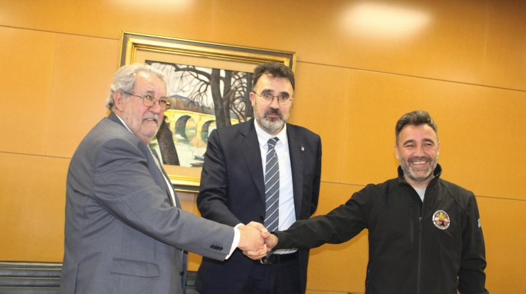 Javier Vidal, presidente de Estibarna Centro Portuario de Empleo en el Puerto de Barcelona; Lluís Salvadó, presidente de la Autoridad Portuaria de Barcelona y Albert Gil, representante de los estibadores de la plantilla de Estibarna-CPE. Foto: J.P.