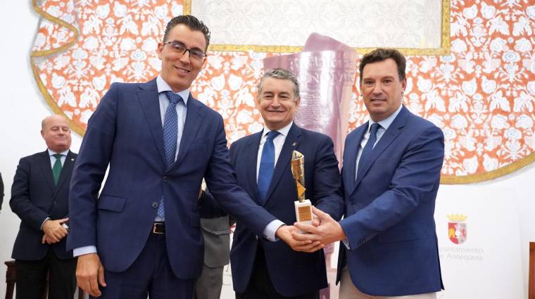 El presidente del Puerto de Huelva, Alberto Santana, recogió el premio junto con el director territorial Sur de Telefónica España, Joaquín Segovia.