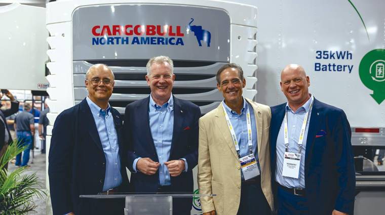 Jeff Bennett, CEO de Utility Trailers; Andreas Schmitz, CEO de Schmitz Cargobull; Steve Bennett, COO de Utility Trailers y Norbert Flacke Director General de Cargobull Cool.