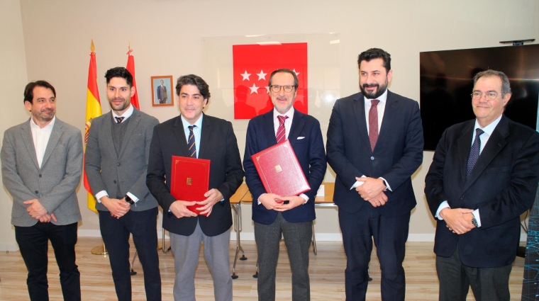 De izquierda a derecha, el director general del CTC, Eduardo San Román; el director general de UNO, Rafael Aguilera; el consejero de Transportes, David Pérez; el presidente de UNO, Francisco Aranda; el viceconsejero de Transportes e Infraestructuras de la Comunidad de Madrid, Carlos Díaz-Pache; y el director de Transportes y Movilidad, José Luis Fernández Quejo. Foto M.J.