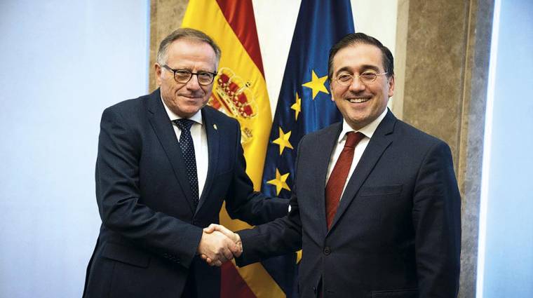Eduardo de Castro, presidente de la Ciudad Autónoma de Melilla; y José Manuel Albares, ministro de Asuntos Exteriores, Unión Europea y Cooperación, durante el encuentro mantenido ayer.
