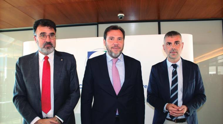 Lluís Salvadó, presidente de Port de Barcelona; Óscar Puente, ministro de Transportes; y Santi Vila, presidente de Fundació Cercle d’Infraestructures. Foto M.V.