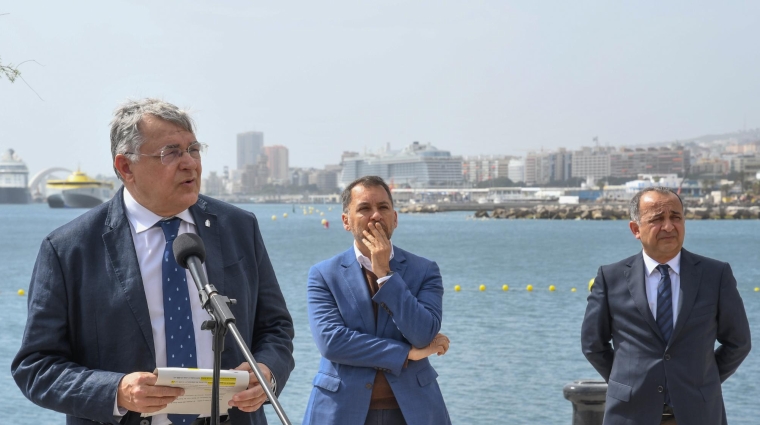 De izquierda a derecha: Carlos González, presidente de la Autoridad Portuaria de Santa Cruz de Tenerife; José Manuel Bermúdez, alcalde de Santa Cruz de Tenerife; y Jesús J. Plata, subdelegado del Gobierno en Santa Cruz de Tenerife.