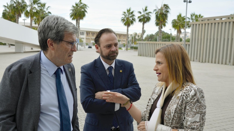 Aurelio Martínez, presidente de la Autoridad Portuaria de Valencia; Alfredo Soler, presidente de Propeller Valencia; y Pilar Bernabé, delegada del Gobierno en la Comunitat Valenciana. Foto: Raúl Tárrega.