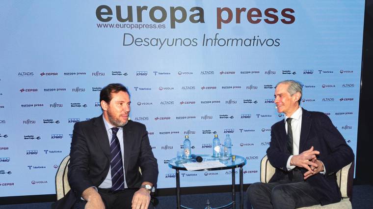 El ministro de Transportes, Óscar Puente, y el presidente de Europa Press, Asís Martín de Cabiedes.
