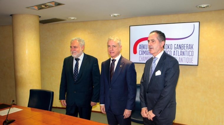 El lehendakari Íñigo Urkullu (centro), con el presidente de la Cámara de Comercio, Industria y Navegación de Bilbao, José Ignacio Zudaire (izquierda) y el director gerente de CámaraBilbao, Mikel Arieta-araunabeña. Foto J.P.