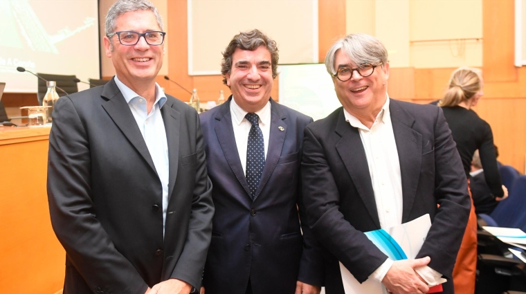 El presidente de la Autoridad Portuaria de A Coruña, Martín Fernández Prado, en el centro.