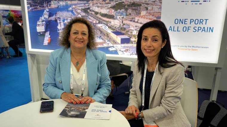 En la imagen Yolanda Muñoz, presidenta de la APC, y Hortensia Sánchez, responsable de Cruceros. Completa la delegación Fernando Muñoz, director de Desarrollo. Foto FV.