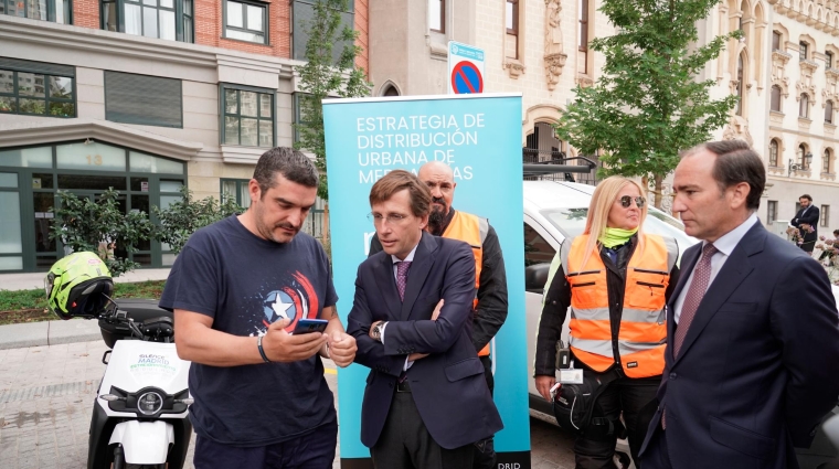 Acompañado por el delegado de Medio Ambiente y Movilidad, Borja Carabante, y por la concejala del distrito de Moncloa-Aravaca, Loreto Sordo, el alcalde de Madrid, José Luis Martínez-Almeida, ha comprobado con un transportista cómo funciona la nueva aplicación móvil Madrid DUM 360.