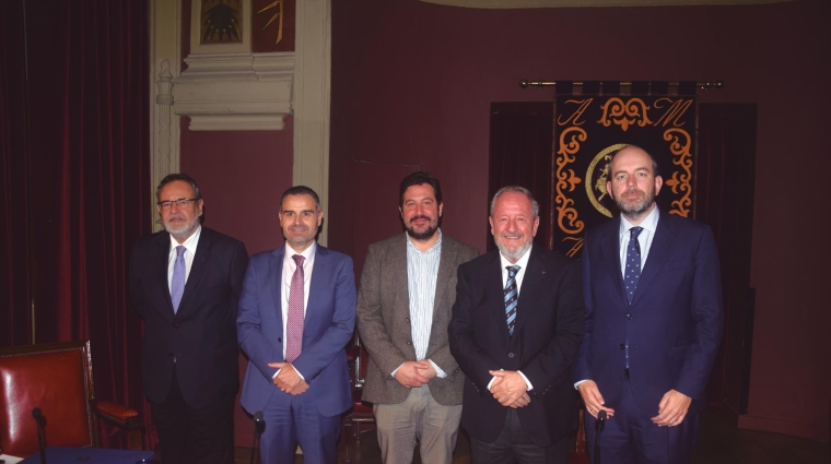 De izquierda a derecha, Julio Fernández, secretario director de ASECOB; Ramiro Cobo, vicepresidente de ASECOB; Ramón Álvarez Viñes, de la Dirección General de la Marina Mercante; Julio Carrasco, presidente de ASECOB; y Alfonso de Riva, vicepresidente de ASECOB. Foto M.J.