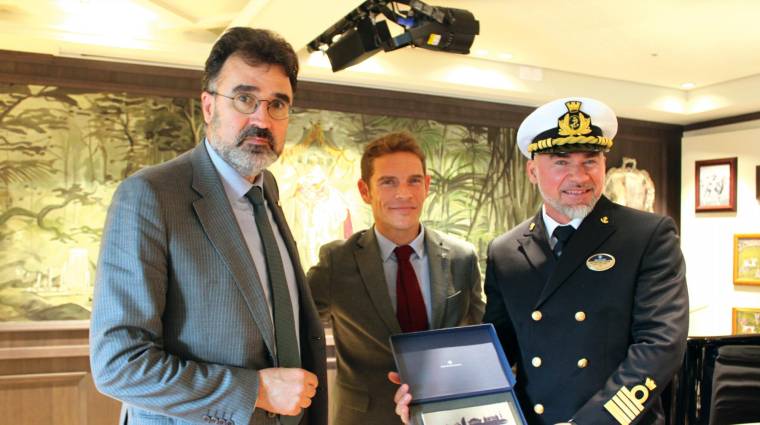 Lluís Salvadó, presidente de Port de Barcelona; Fernando Pacheco, director general de MSC Cruises España y Dino Sagani, capitán del MSC World Europa. Foto: J.P.