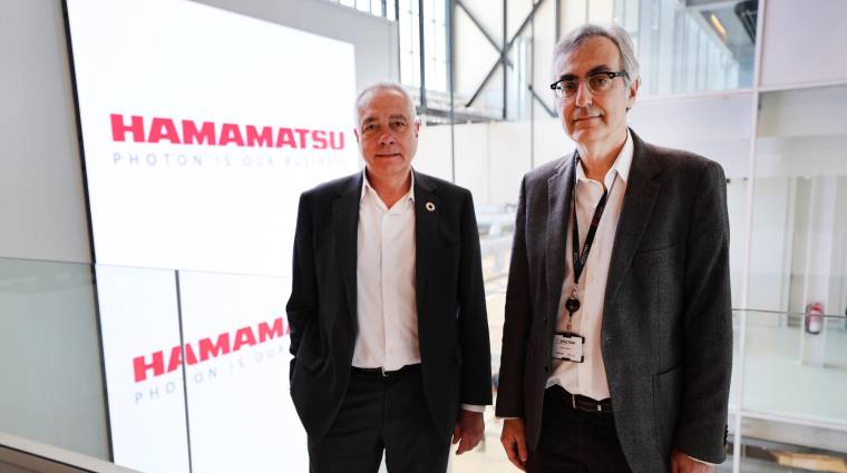 Pere Navarro, delegado especial del Estado en el CZFB; y David Castrill, CVC Europe Business Development Manager de Hamamatsu Photonics.