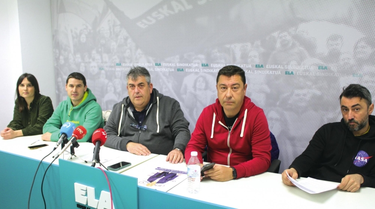 Aitor Landaburu (centro) delegado y portavoz de ELA en el comité de empresa de Bilboestiba CPE, junto con miembros del sindicato. Foto J.P.