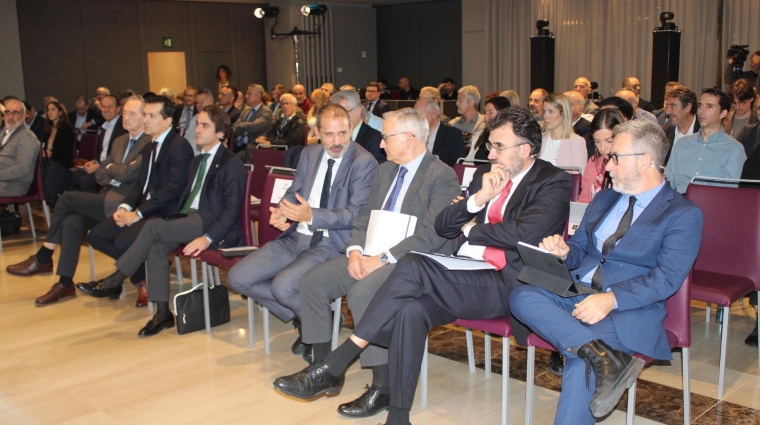 De derecha a izquierda: Saül Garreta, presidente de Port Tarragona; Lluís Salvadó, presidente de Port de Barcelona; Josep Vicent Boira Maiques, comisionado del Gobierno para el desarrollo del Corredor Mediterráneo en España; y Xavier Flores, secretario general de Infraestructuras del Ministerio de Transportes, Movilidad y Agenda Urbana. Lo siguen, más al fondo, Mario Muñoz-Atanet, viceconsejero de Fomento, Articulación del Territorio y Vivienda de la Junta de Andalucía; José Manuel Pancorbo de la Torre, consejero de Fomento e Infraestructuras de la Región de Múrcia; y José Vicente Domine, secretario autonómico de Infraestructuras y Transporte de la Generalitat Valenciana. Foto M.V.