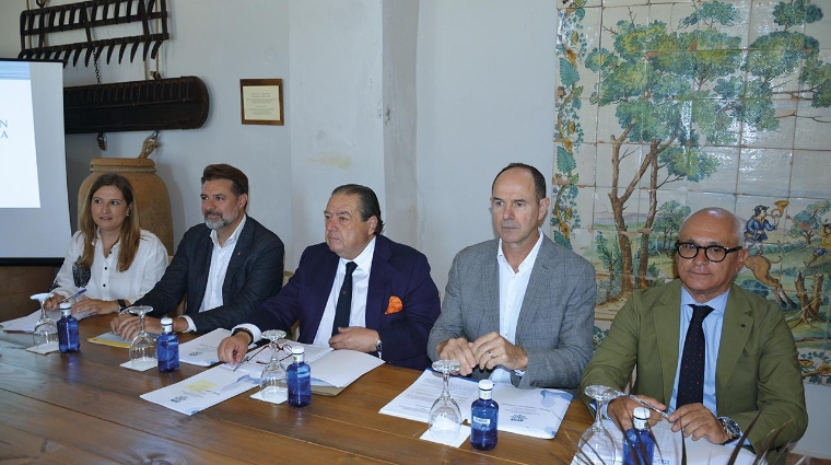 Paula Casais, gerente de la Asociación Naviera Valenciana; Ignacio Ballester, vicepresidente de la ANV y presidente del Comité Ejecutivo de Empresas Consignatarias; Vicente Boluda, presidente de la Asociación Naviera Valenciana; Gustavo Ferrer, vicepresidente de la ANV y presidente del Comité Ejecutivo de Empresas Estibadoras; y Javier Cubas, secretario de la ANV. Foto: Raúl Tárrega.