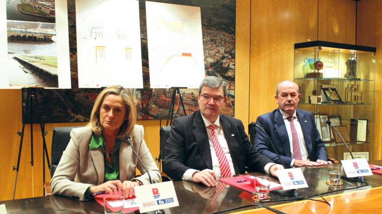 Izq. a dcha.: Amaia del Campo, alcaldesa de Barakaldo; Juan Mari Aburto, alcalde de Bilbao; Ricardo Barkala, presidente de la Autoridad Portuaria de Bilbao, Foto J.P.