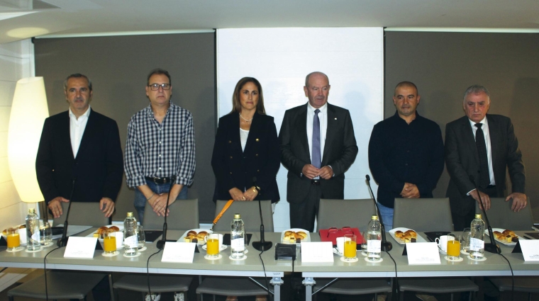 Desde la izquierda: Iñaki Garcinuño, expresidente de CEBEK y moderador del acto; Israel Ruiz, responsable estatal de UGT Estiba; Elvira Gallego, presidenta del Consejo de Administración de Bilboestiba CPE; Ricardo Barkala, presidente de la Autoridad Portuaria de Bilbao; Iñaki Urueña, representante de Coordinadora Bilbao; José Manuel Guardo, director general de Bilboestiba CPE. Foto J.P.