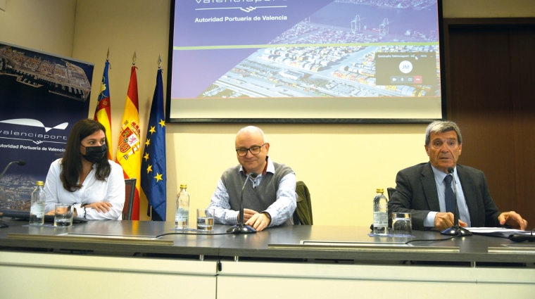 Amparo Mestre, directora de Inteligencia de Mercado de la Fundación Valenciaport; Vicente Pallardó, analista de coyuntura económica del Instituto de Economía Internacional (IEI) e investigador senior de la Universitat de València; y Aurelio Martínez, presidente de la Autoridad Portuaria de Valencia, durante la presentación del informe anual del Valencia Containerised Freight Index (VCFI) celebrado ayer en el Edificio del Reloj del Puerto de Valencia. Foto: Raúl Tárrega.