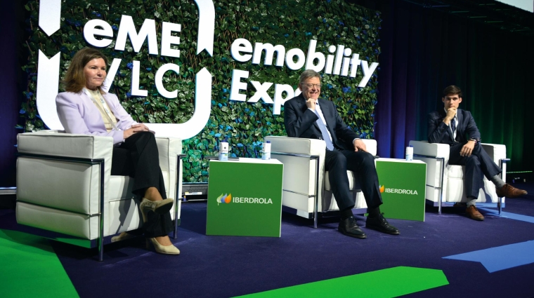 María José Rallo, secretaria general de Transportes y Movilidad del Gobierno de España; Ximo Puig, presidente de la Generalitat Valenciana; y Borja Sanjuán, cuarto teniente de alcalde del Ayuntamiento de Valencia, ayer durante la inauguración del eMobility Expo World Congress en Valencia. Foto: Raúl Tárrega.