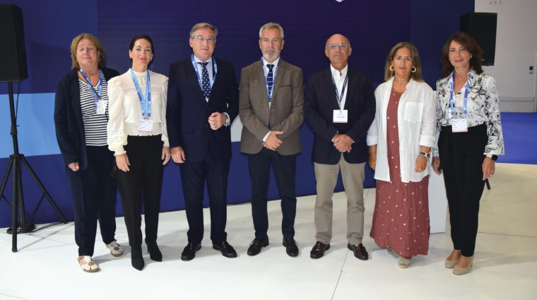 Desde la izquierda, Kate Bonner (AP Cádiz); Rosario Soto (AP Almería); Rafael Carmona (AP Sevilla y presidente de Suncruise); José García Fuentes (AP Motril y vicepresidente); Carlos Rubio (AP Málaga y secretario general); Guti Lerín (Puertos del Estado); y Esther Molina, gerente de Suncruise. Foto B.C.