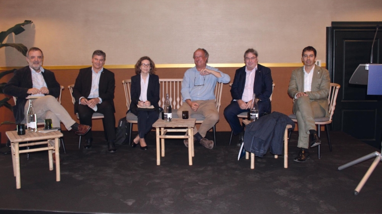 Agustí Sala, redactor jefe de la sección de Economía de El Periódico; Antoni Cañete, presidente de PIMEC; Alicia Casat, directora del Gabinete de Estudios de Infraestructuras de la Cámara de Comercio de Barcelona; Jordi Sargatal, naturalista y ornitólogo; Jordi Morera, presidente de El Prat Empresarial, y Ricardo Bagen, presidente del Air Cargo Club. Foto J.C.S.