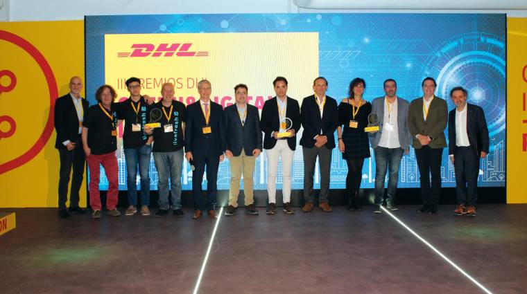 Foto de familia de los premiados junto a responsables de DHL Supply Chain, ayer durante la ceremonia de entrega. Foto B.C.