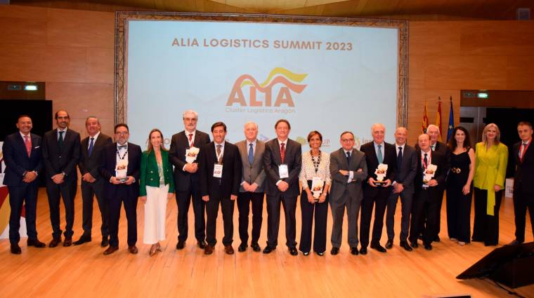 Foto de grupo con los reconocidos en la gala, representantes institucionales, responsables de ALIA y patrocinadores. Fotos B.C.