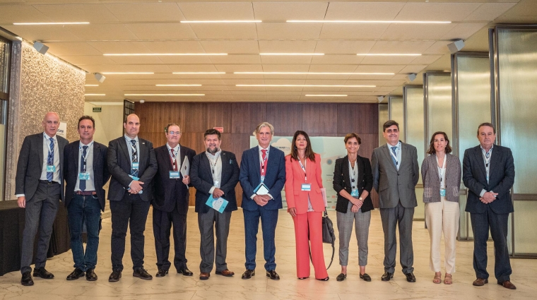 De izquierda a derecha, Javier Arán, vicepresidente de Foro MADCargo; Daniel Portero, portavoz del PP en la Comisión de Transportes de la Asamblea de Madrid; Miguel Jiménez, director de Diario del Puerto; José Luis Fernández-Quejo, director general de Transportes de la Comunidad de Madrid; Moisés Solís, presidente de ALACAT; Jesús Cuéllar, presidente de Foro MADCargo; María José Cuenda, directora General Comercial e Inmobiliaria de Aena; Nuria Lacaci, secretaria general de ACE; Tomás Vázquez, jefe de División de Desarrollo de Carga Aérea de Aena; Paloma Alonso, asesora del Ministerio de Transportes; y Santiago Bassols, director general de BCL.