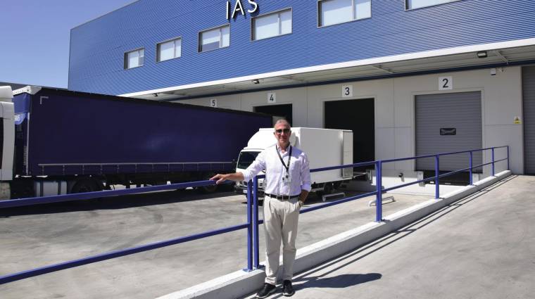 Pablo García, CEO de IAS Handling, en el exterior de la nueva plataforma de primera línea de la compañía en el CCA de Barajas, Foto M.J.