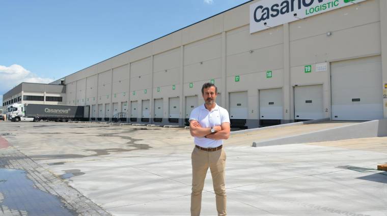 José Casanova, gerente de Grupo Casanova, frente a la nueva plataforma logística de Casanova Logistic. Foto: Raúl Tárrega.