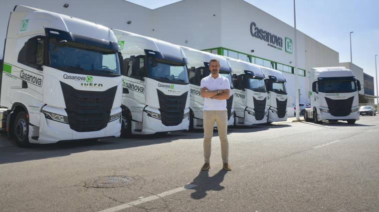 José Casanova, gerente de Transportes Casanova, junto a seis de las doce nuevas cabezas tractoras de la empresa. Foto: Raúl Tárrega.