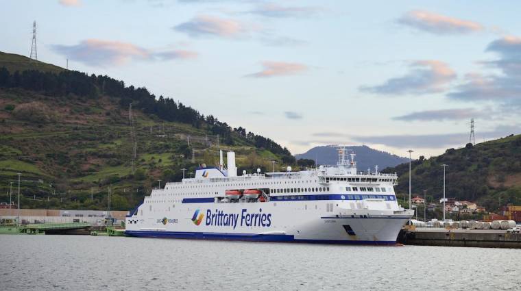 El ferri “Santoña”, de Brittany Ferries, en el Puerto de Bilbao.