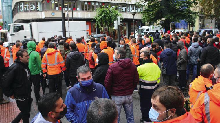 Concentración de estibadores frente a la oficina de la ETT Randstad en Bilbao en octubre de 2020 durante la huelga. Foto J.P.