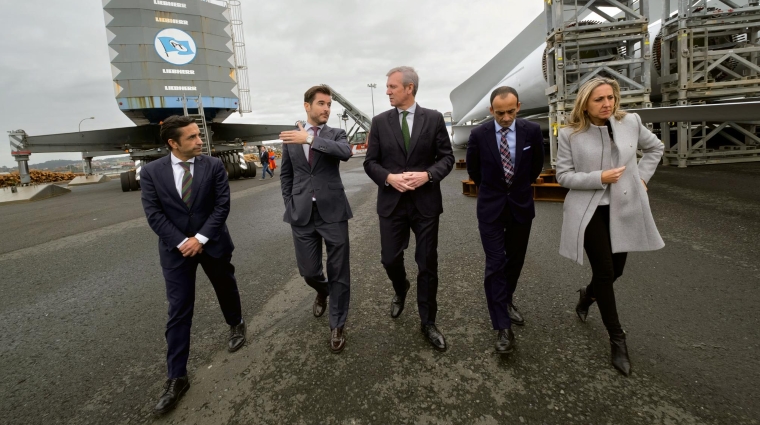 El presidente de la Xunta, Alfonso Rueda (centro), con Santiago Pérez-Torres, general manager de Grupo Pérez-Torres (segundo izquierda), y Francisco Barea, presidente de la Autoridad Portuaria de Ferrol-San Cibrao.