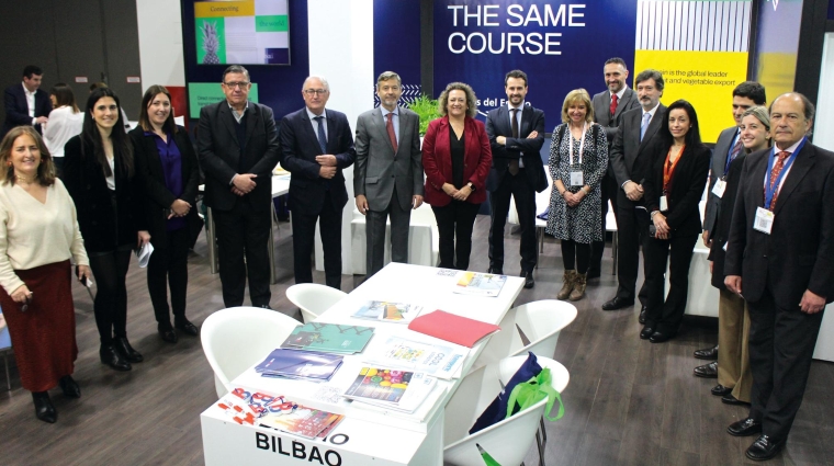 El consejero económico y comercial de la Embajada de España en Alemania, Mario Busán (sexto por la izquierda), en el stand de Puertos del Estado. Foto J.P.