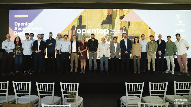 Representantes de la APV y la Fundación Valenciaport junto a los miembros de las start-ups participantes en el programa de acelerción de Opentop.