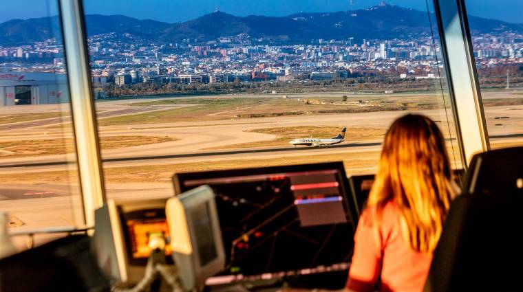 Controladora aérea de ENAIRE en la Torre de Barcelona.