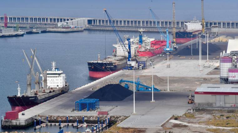 A falta del mes de diciembre, el puerto exterior de A Coruña ha superado ya los 3,6 millones de toneladas.
