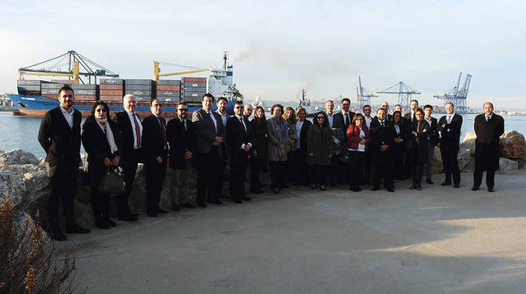 Los 32 responsables del IVACE en el exterior visitaron el puerto de Valencia acompa&ntilde;ados por Manuel Rodr&iacute;guez, director de navieras y operadores de la APV.