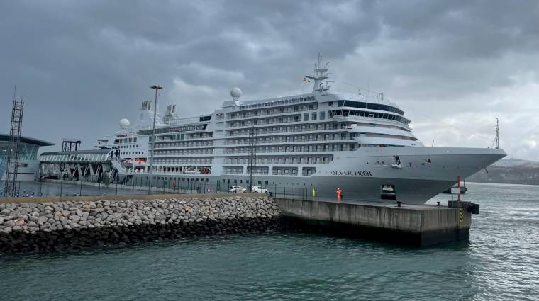 El crucero “Silver Moon”, de la naviera Silversea, es la primera vez que visita Euskadi.